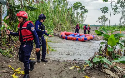 El Cuerpo de bomberos despliega una operación de rescate acuático en el sector entre ríos, específicamente en la vereda La Loma.