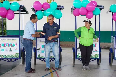 Alcalde entregó bicicarritos a recicladores
