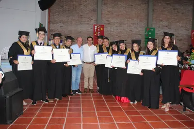 Más de 10 estudiantes de pregrado se graduaron como Administradores Públicos.