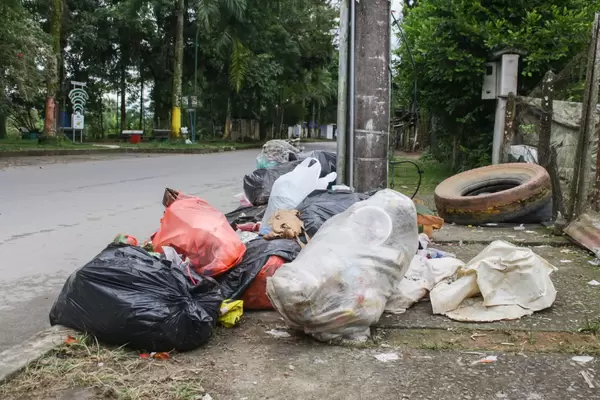 Malecón otro punto crítico de basura, ayúdanos a denunciar a los que botan desperdicios