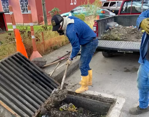 Limpieza de rejillas para aguas lluvias en el sector de Sierra Nevada