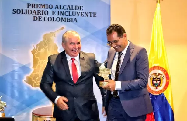 Eduardo Cortés Trujillo recibió el título como Alcalde Solidario e Incluyente de Colombia 2022 por el Mejor programa de atención al adulto mayor